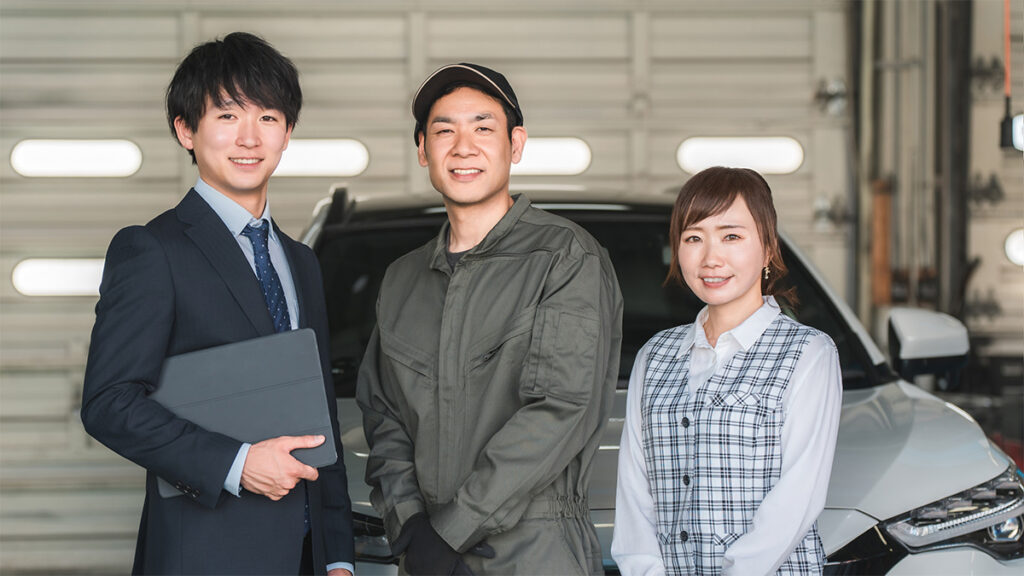 板金修理業者男女3人