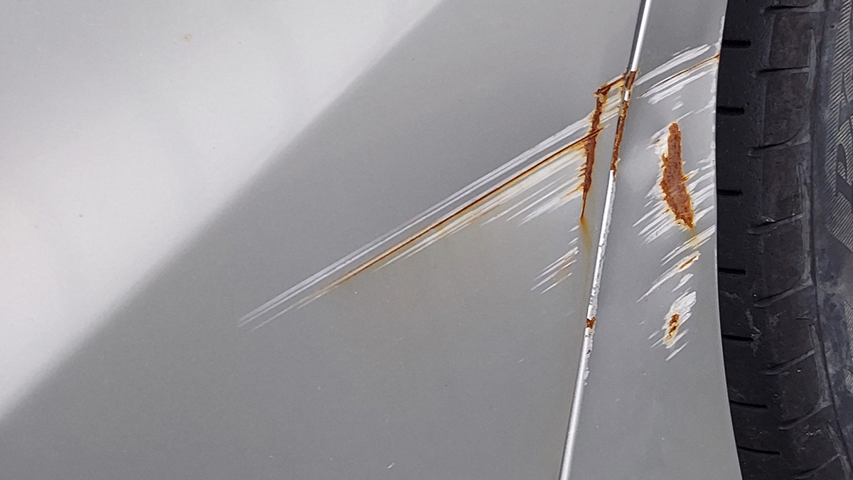 車の傷を放置したサビ