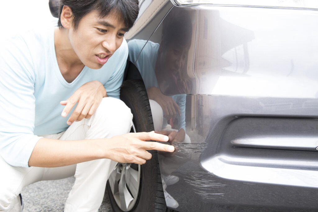 車の擦り傷に悩む男性